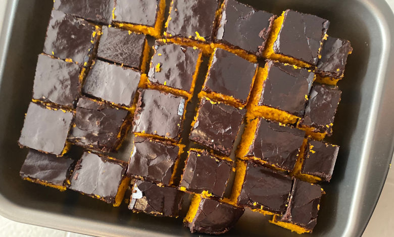 Bolo de cenoura com cobertura de chocolate
